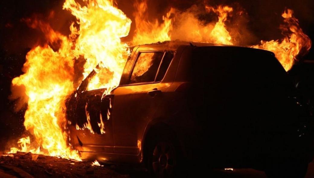 Άγνωστοι πραγματοποίησαν εμπρησμούς αυτοκινήτων σε Μαρούσι & Πεύκη