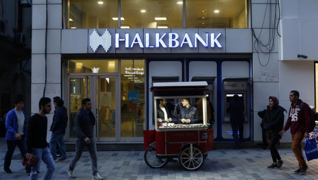 Αναβλήθηκε η δίκη της Halkbank στις ΗΠΑ: «Φιλί ζωής» από τον Μπάιντεν στην Άκγυρα