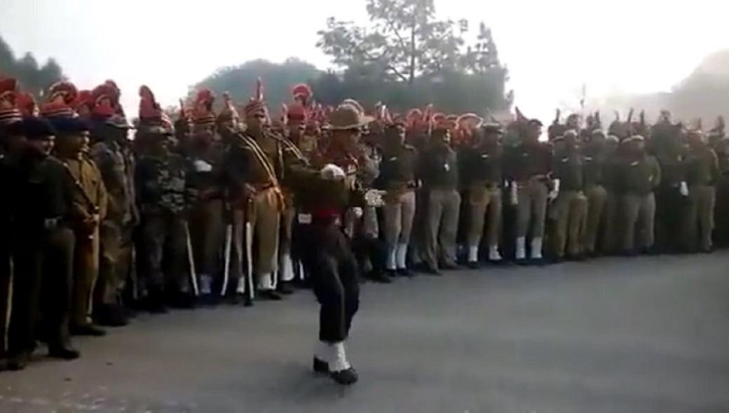 Το βίντεο με τον Ινδό στρατιώτη που χορεύει κραδαίνοντας μαχαίρι