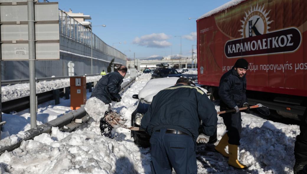 Οι Belh@rra τους «μάραναν»: Έστειλαν στελέχη του ΠΝ για να φτυαρίσουν το χιόνι στην Αττική Οδό