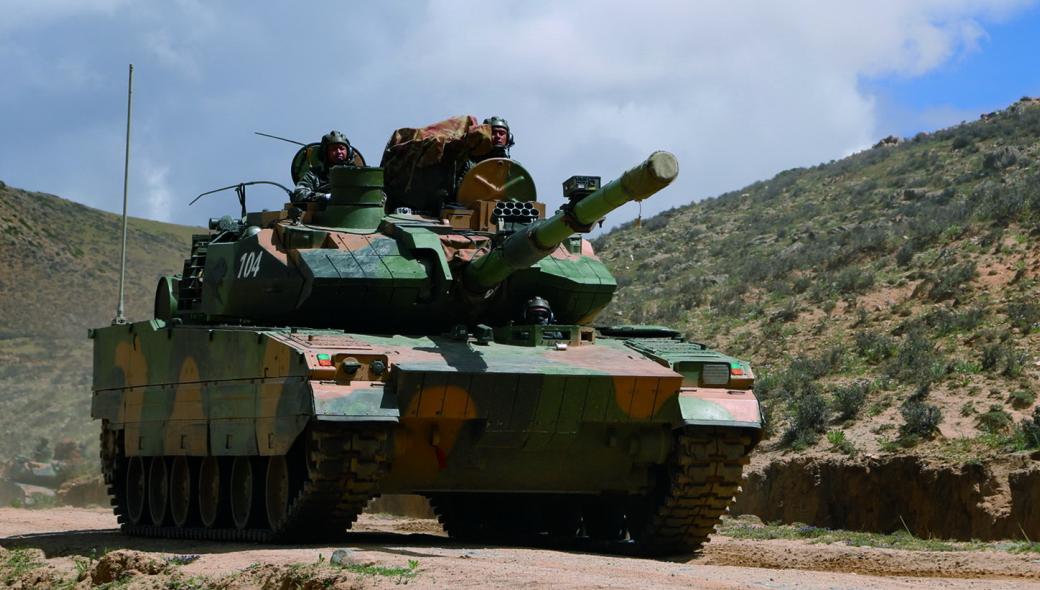 Κίνα: Ομοβροντία πυρών από άρματα μάχης, πυροβολικό και αντιαεροπορικά συστήματα