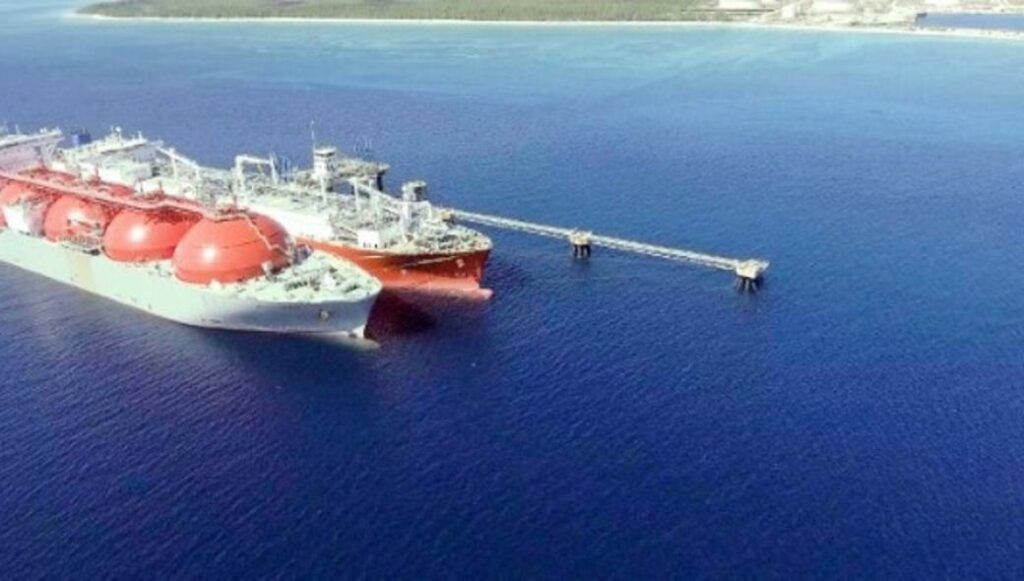 Οι Αμερικανοί «σπρώχνουν» την ΕΕ σε ενεργειακό «χειμώνα» για να πουλήσουν το πανάκριβο LNG