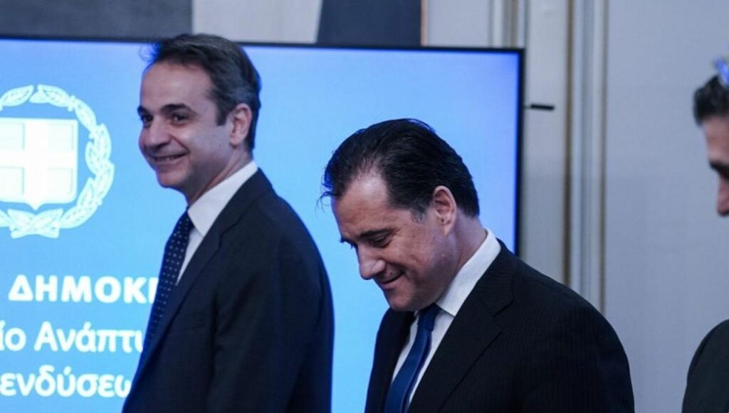 Ένας πρώην μάνατζερ πορνοστάρ «χορεύει στο ταψί» την κυβέρνηση