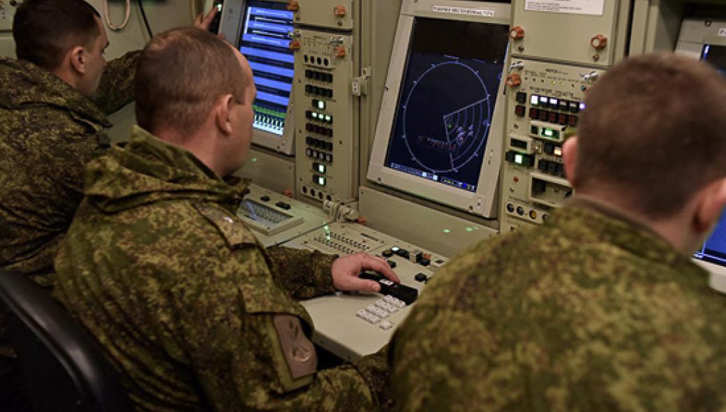 S-400: Ασκήσεις ετοιμότητας στην κεντρική Ρωσία – Εικόνες μέσα από τον σταθμό  του ραντάρ 91N6E
