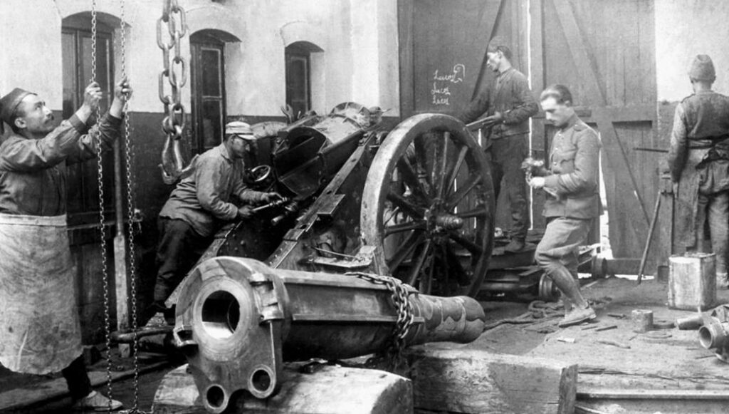 Σεπτέμβριος 1921 – Μικρά  Ασία: Επιδιόρθωση πυροβόλου σε εργοτάξιο εκστρατείας