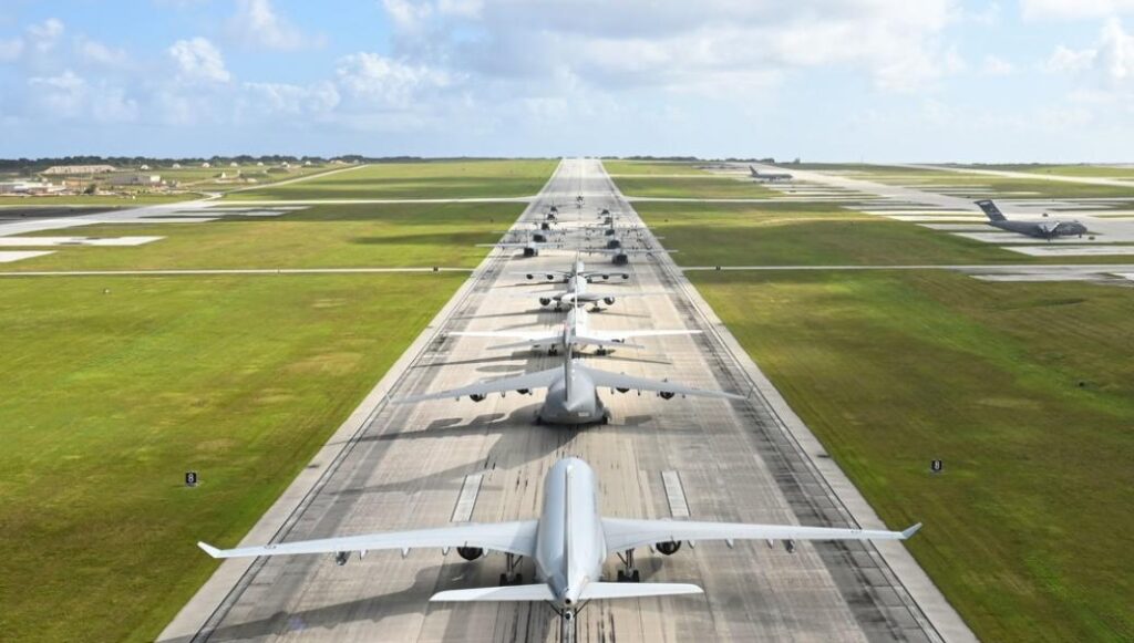 «Περπάτημα στον διάδρομο»: Εντυπωσιακή επίδειξη ισχύος από ΗΠΑ, Αυστραλία και Ιαπωνία