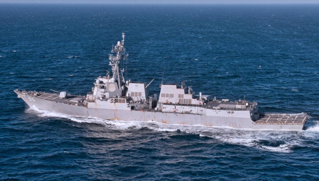 Αντιτορπιλικό Arleigh Burke πλέει στο κεντρικό Αιγαίο αναμένοντας  στολίσκο ρωσικών αποβατικών