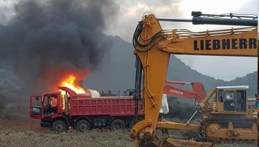 Λέσβος: Πολίτες έκαψαν τα μηχανήματα του υπεργολάβου
