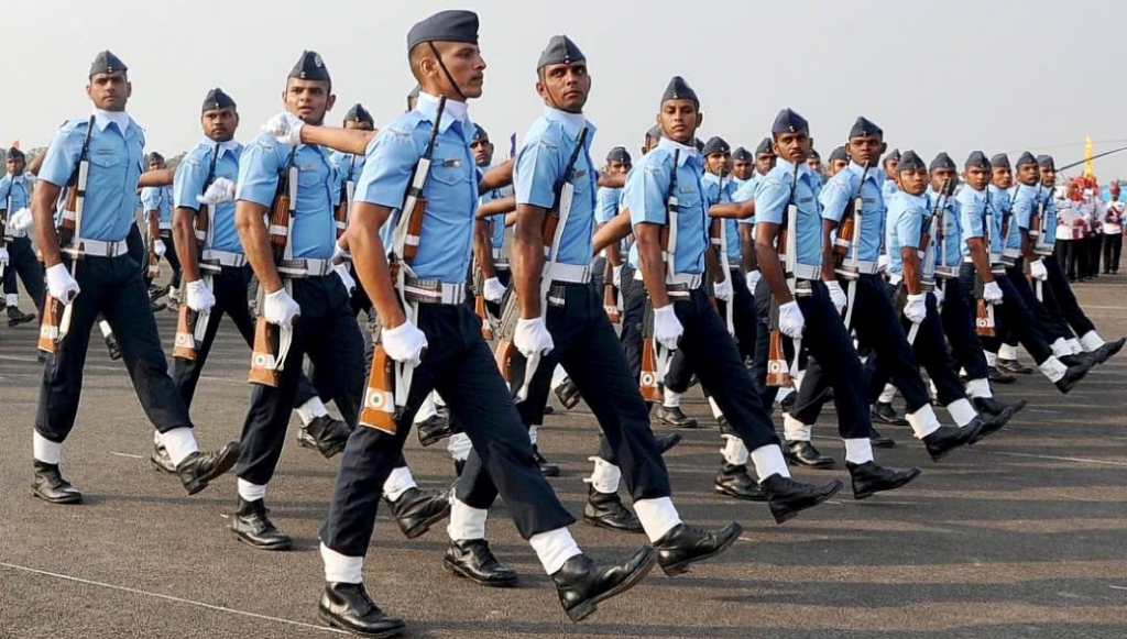 Η αμερικανική Αεροπορία εγκρίνει τις πρώτες θρησκευτικές εξαιρέσεις σε εμβολισμούς για COVID-19