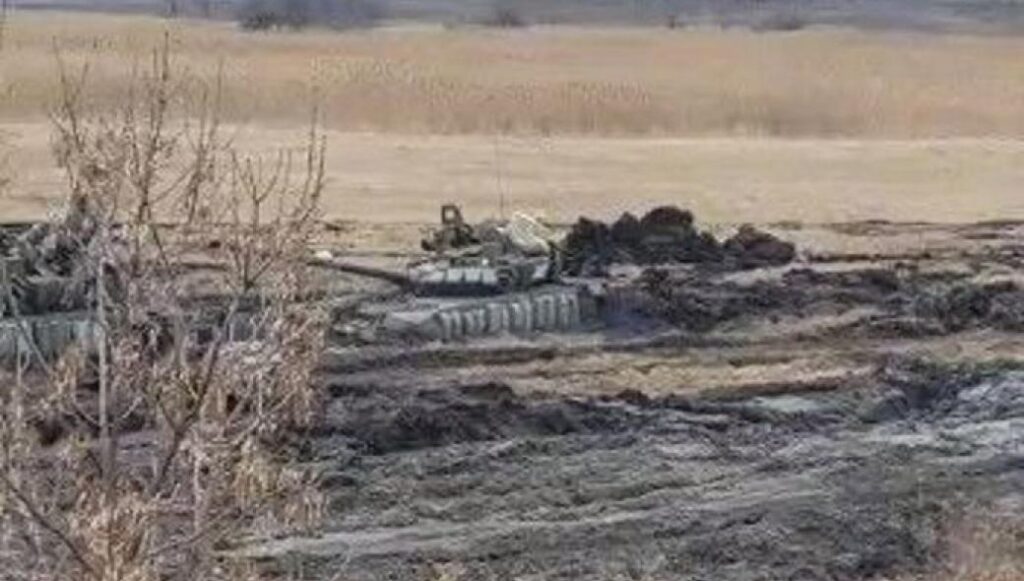 Ο δύσκολος ρωσικός χειμώνας: Άρματα μάχης κολλάνε στην λάσπη (βίντεο)