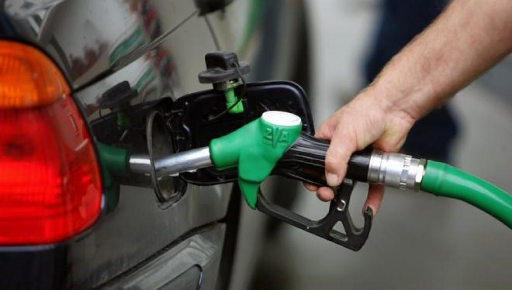 Εκτίναξη των τιμών του πετρελαίου: «Βενζίνη στα 2 ευρώ το λίτρο αν κλιμακωθεί η κρίση»