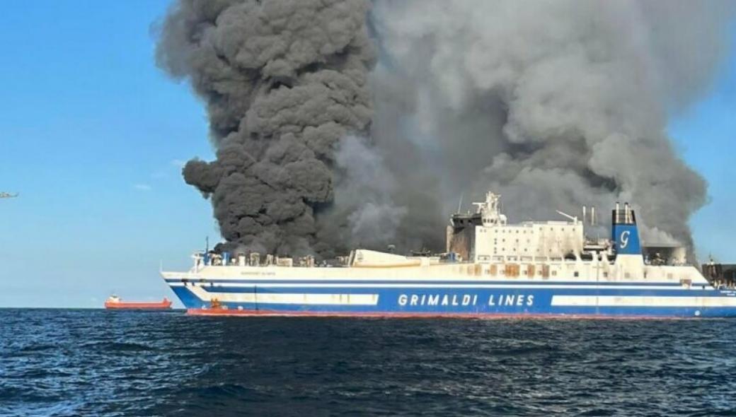 Φωτιά στο Euroferry Olympia: Βρέθηκε ζωντανός επιβάτης στην πρύμνη του πλοίου (φώτο)