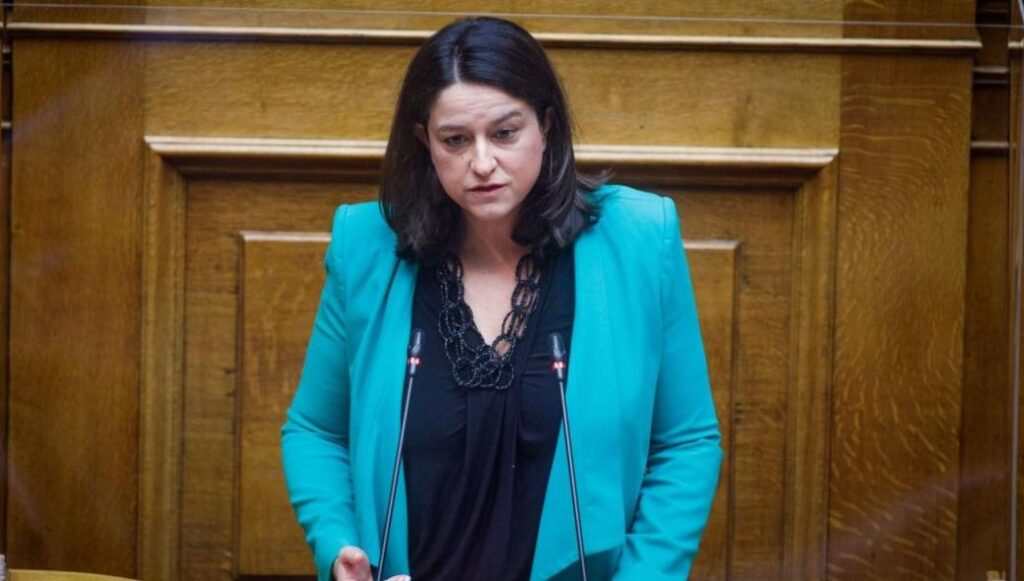 Βίντεο-σοκ: Η Ν.Κεραμέως πέταξε κάτω την ελληνική σημαία σαν σκουπίδι