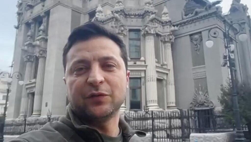Eκτός τόπου και χρόνου ο Ζελένσκι – Ανέβασε «ανοιξιάτικο» βίντεο
