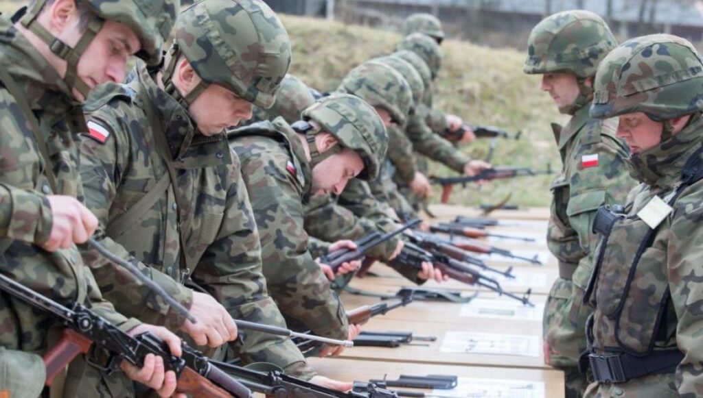 Eπιστρέφει η Στρατιωτική Εκπαίδευση στα σχολεία της Πολωνίας μετά από 30 χρόνια