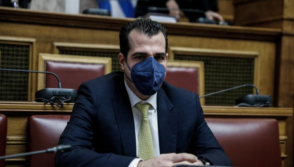 Έφυγε από την πίσω πόρτα ο Θ.Πλεύρης: «Αναστολή για όλο το 2022» μετέφερε μέσω τρίτου
