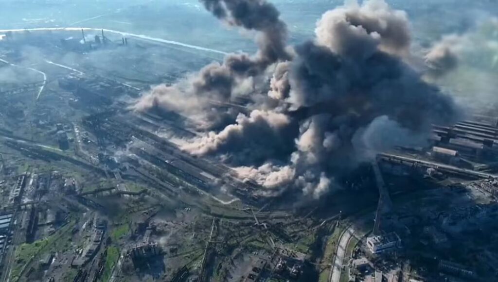 To ρωσικό Ναυτικό «σφυροκοπάει» το Azovstal (βίντεο)