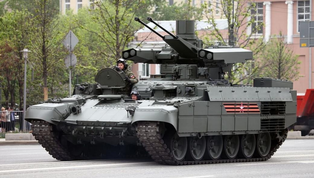 To τεθωρακισμένο BMPT προελαύνει στο Σεβεροντονέτσκ