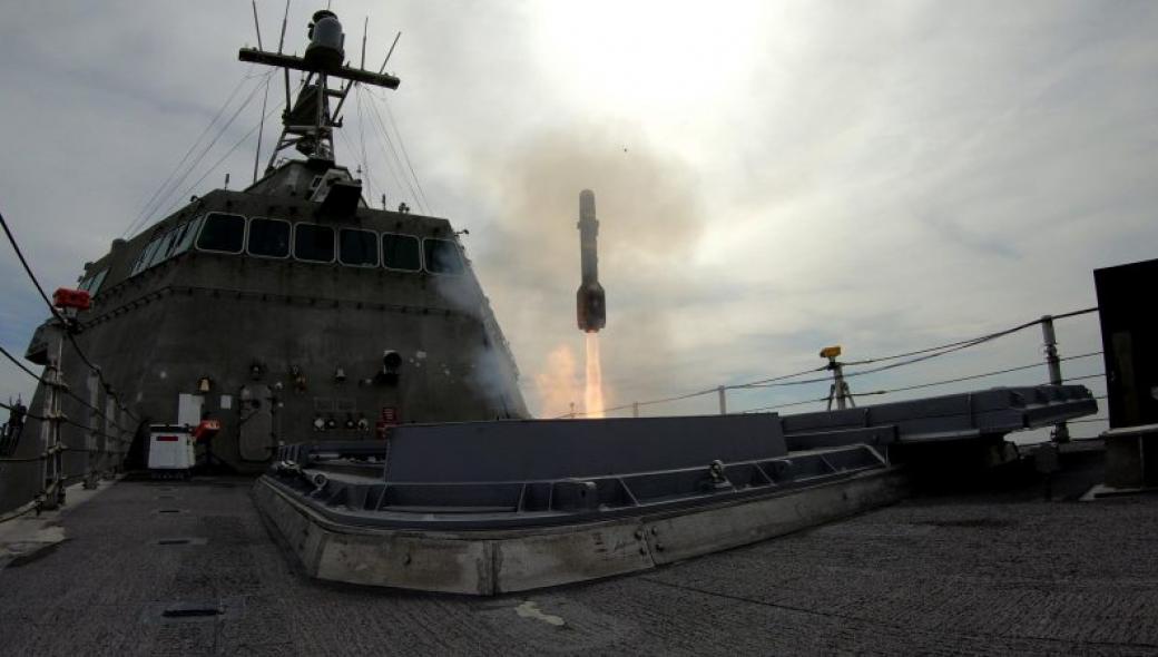 USN: Επιτυχημένη βολή βλήματος AGM-114 Hellfire II εναντίον χερσαίου στόχου από πλοίο τύπου LCS