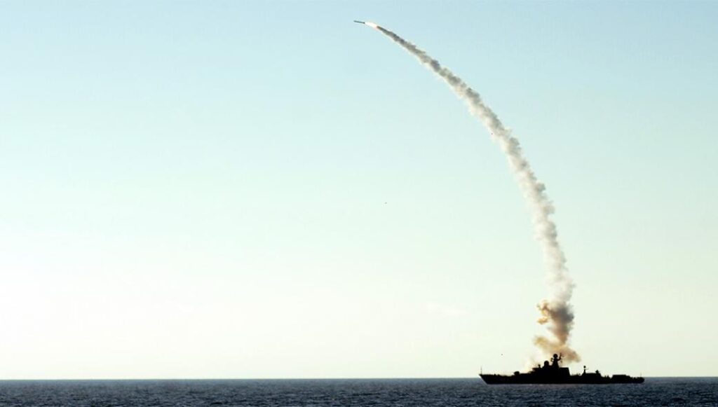 «Βροχή» ρωσικών βομβαρδισμών: Eκτόξευσαν τουλάχιστον 6 πυραύλους cruise Kalibr στην Μ.Θάλασσα