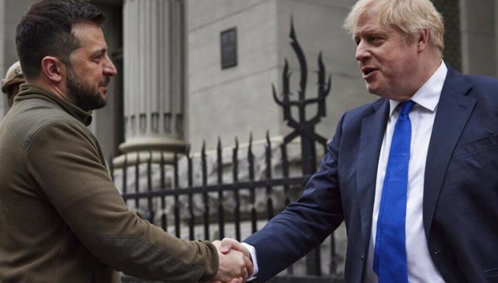 Ουκρανία: Ο Μ.Τζόνσον στέλνει νέο πακέτο στρατιωτικής βοήθειας στο καθεστώς Ζελένσκι