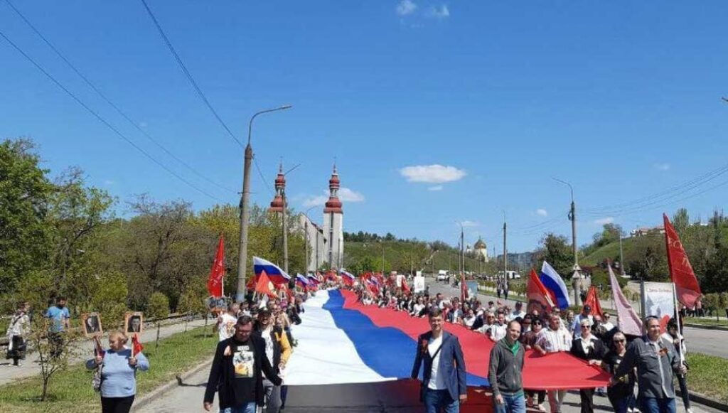 Βίντεο: Οι κάτοικοι του Μπερντιάνσκ υψώνουν την ρωσική σημαία