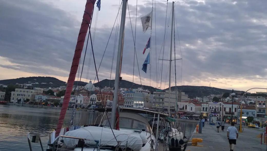 Τουρκικό τουριστικό σκάφος ύψωσε σημαία του Κεμάλ στο λιμάνι της Μυτιλήνης