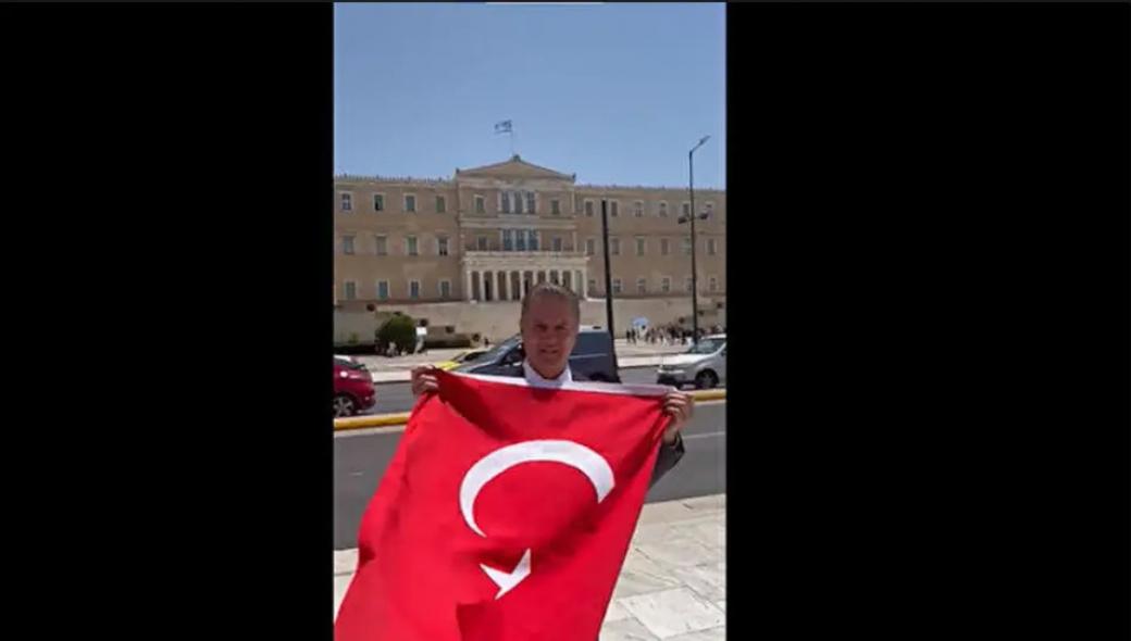 Τούρκος πολιτικός έβγαλε την τουρκική σημαία έξω από την ελληνική Βουλή (βίντεο)