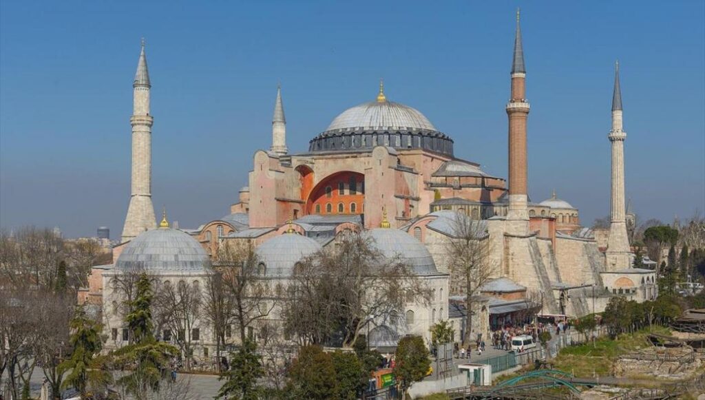 Νέες φθορές στην Αγία Σοφία – Μηχάνημα καθαρισμού έσπασε τα μάρμαρα στo δάπεδο (φώτο)