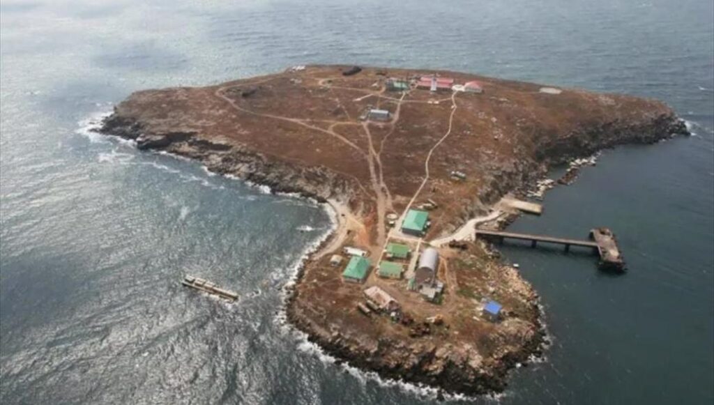 Το ρωσικό ΥΠΑΜ ανακοίνωσε ότι πολεμικό αεροσκάφος έπληξε το ουκρανικό Φιδονήσι στη Μαύρη Θάλασσα