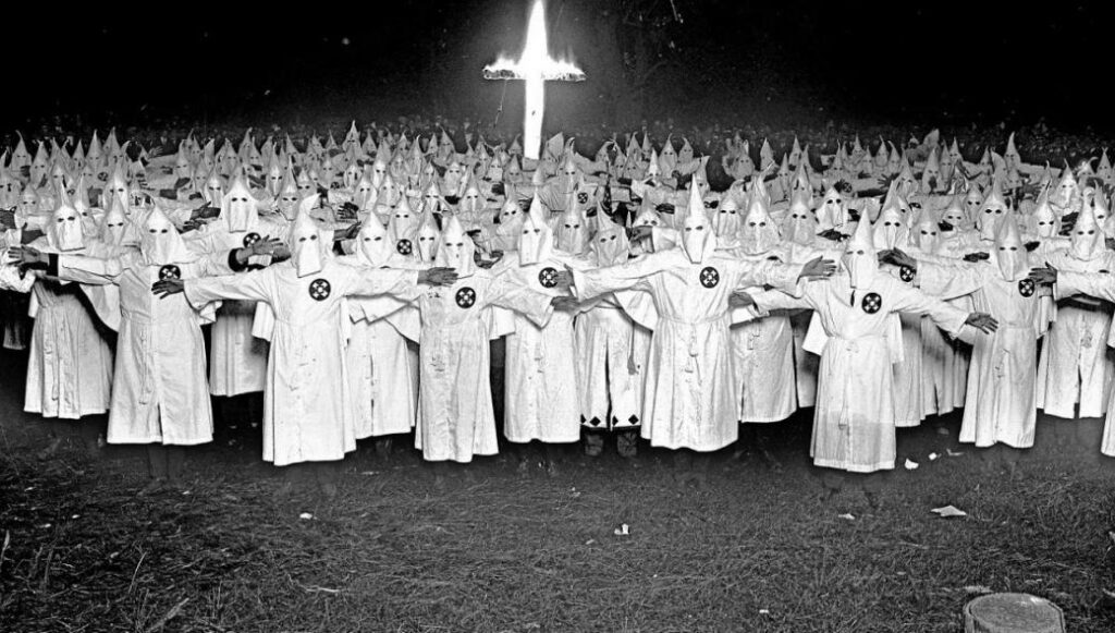 Αφροαμερικανός πάστορας υπέρ της οπλοκατοχής: «Μπορεί να χρειαστείς ένα AR-15 κατά της ΚΚΚ»