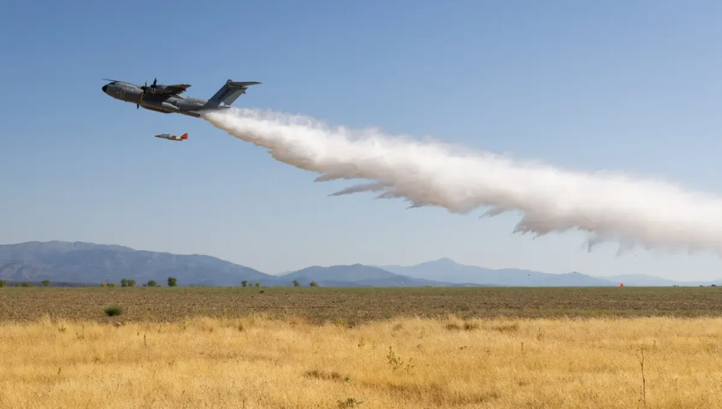 Αirbus:Δοκίμασε με επιτυχία το στρατιωτικό μεταγωγικό αεροσκάφος A400M ως πυροσβεστικό (φώτο-βίντεο)