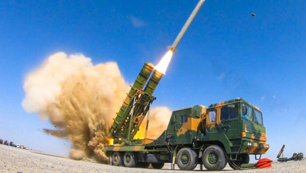 Η Κίνα μετακινεί συστήματα αεράμυνας και δοκιμάζει βαλλιστικούς πυραύλους λόγω Ν.Πελόζι (βίντεο)