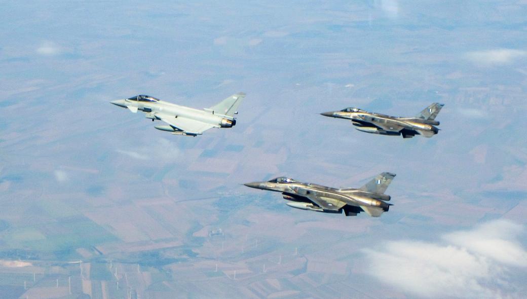 Συνεκπαίδευση F-16 Block 52+ της ΠΑ με μαχητικά αεροσκάφη Eurofighter της RAF (φώτο)