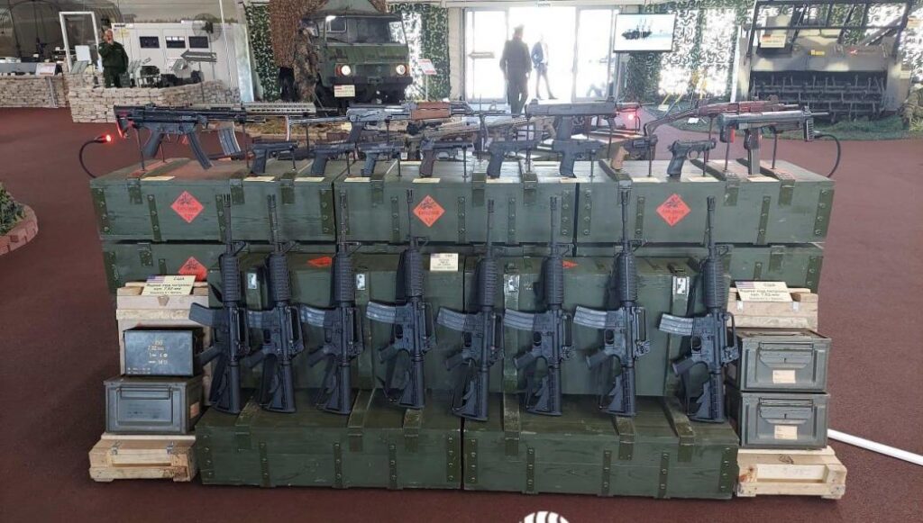 Οι Ρώσοι έβγαλαν σε έκθεση στην Μόσχα τα λάφυρα με τα δυτικά όπλα που κυρίευσαν στην Ουκρανία!