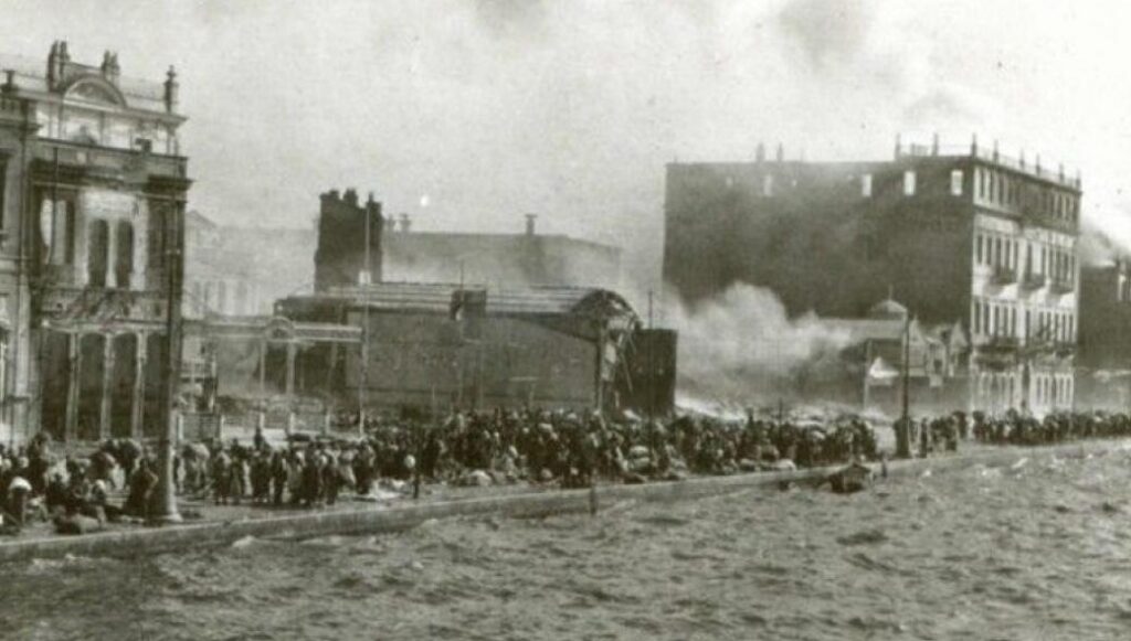 Τούρκοι τραγουδούν το εμβατήριο το Κεμάλ Ατατούρκ για τον εορτασμό της Μικρασιατικής Καταστροφής