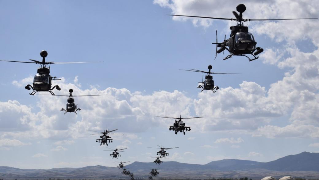 Στεφανοβίκειο: Ο Αρχηγός ΓΕΣ επιθεώρησε τα Kiowa και τα Apache της Αεροπορίας Στρατού