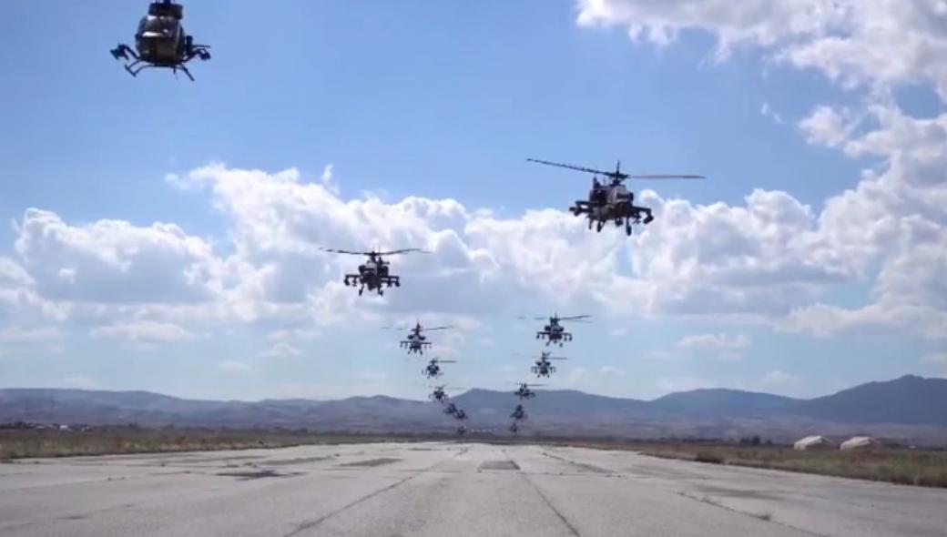 Βίντεο: Μαζική απογείωση 22 ελικοπτέρων Apache και Kiowa της Αεροπορίας Στρατού