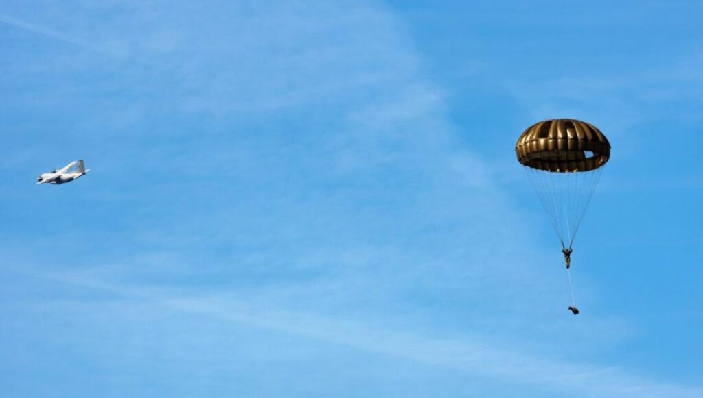 FALCON LEAP – 22: Εντυπωσιακές εικόνες από τους Έλληνες αλεξιπτωτιστές