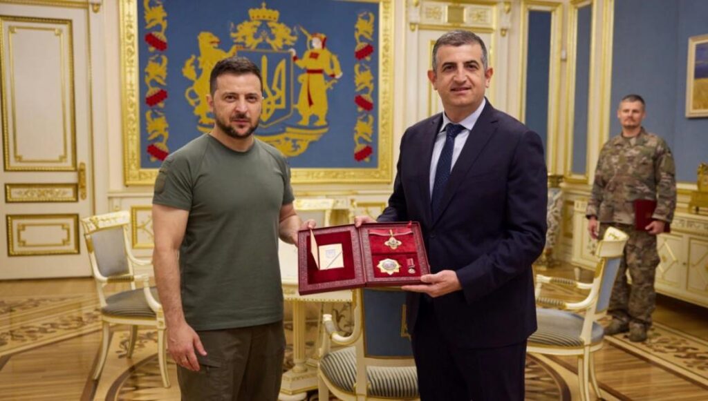 Ο Β.Ζελένσκι βραβεύει τους κατασκευαστές του Bayraktar!
