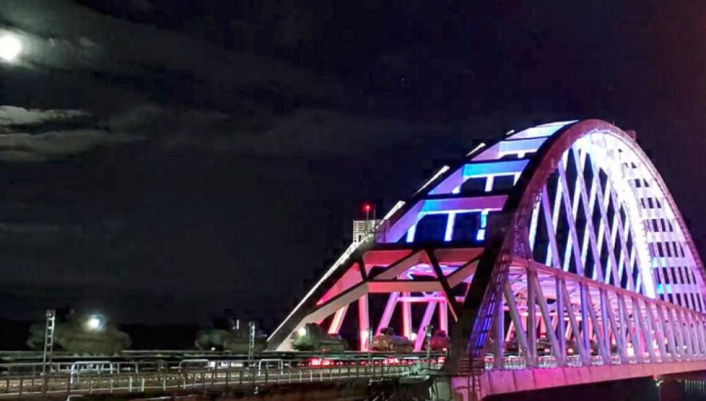 Έκρηξη στην γέφυρα της Κριμαίας – Kατέρρευσε μέρος της κατασκευής