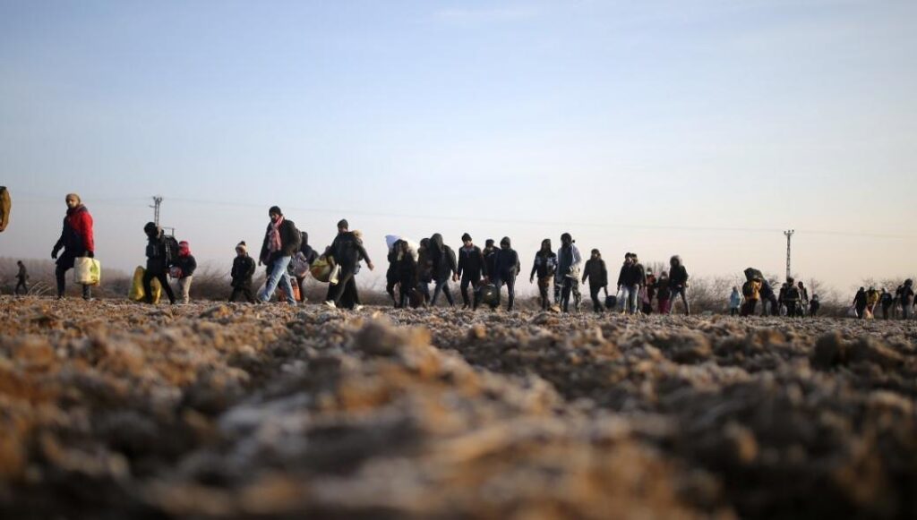 Αθρόα εισβολή παράνομων μεταναστών στην Ελλάδα «μαζί» με δεκάδες πράκτορες της ΜΙΤ