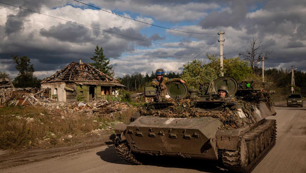 Τρέλα του ρωσικού στρατού: Φορτηγό περνά με ταχύτητα ανάμεσα από φάλαγγα ουκρανικών αρμάτων (βίντεο)