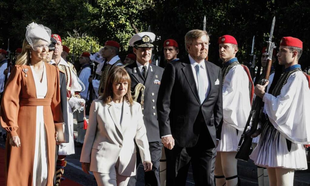 Η Α.Σακελλαροπούλου υποδέχτηκε το βασιλικό ζεύγος της Ολλανδίας μαζί με… τον σύντροφό της!