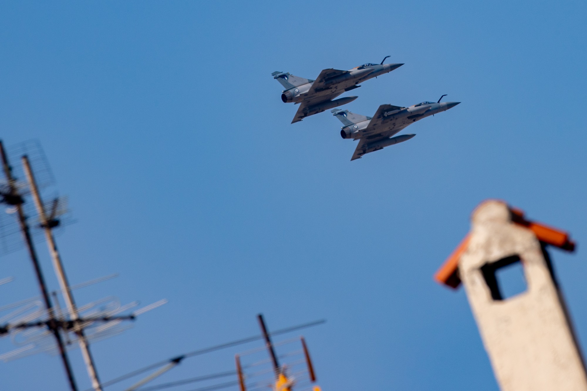 Μαχητικά αεροσκάφη πάνω από τη Θεσσαλονίκη για τον εορτασμό του προστάτη της Πολεμικής Αεροπορίας