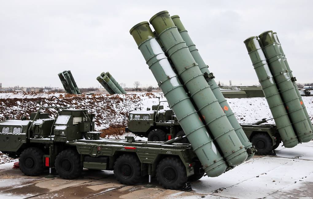 Η Ρωσία μετακίνησε «κρυφά» 100 πυραύλους S-300 και S-400 από την Λευκορωσία