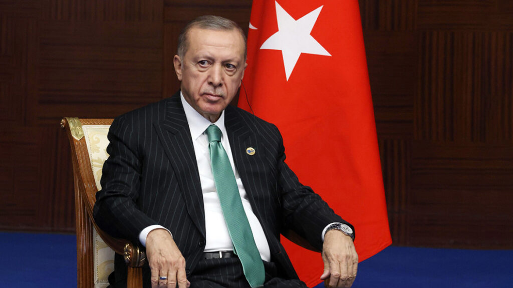 Ρ.Τ.Ερντογάν: Διάβασε πανό που καλούσε να στείλει «όλους τους ασεβείς στην Ελλάδα»