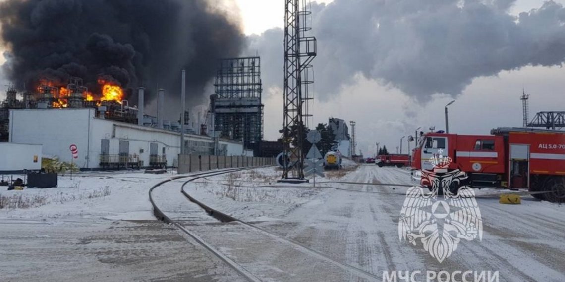 Μεγάλη πυρκαγιά σε ρωσικό διυλιστήριο πετρελαίου στο Ιρκούτσκ (βίντεο)
