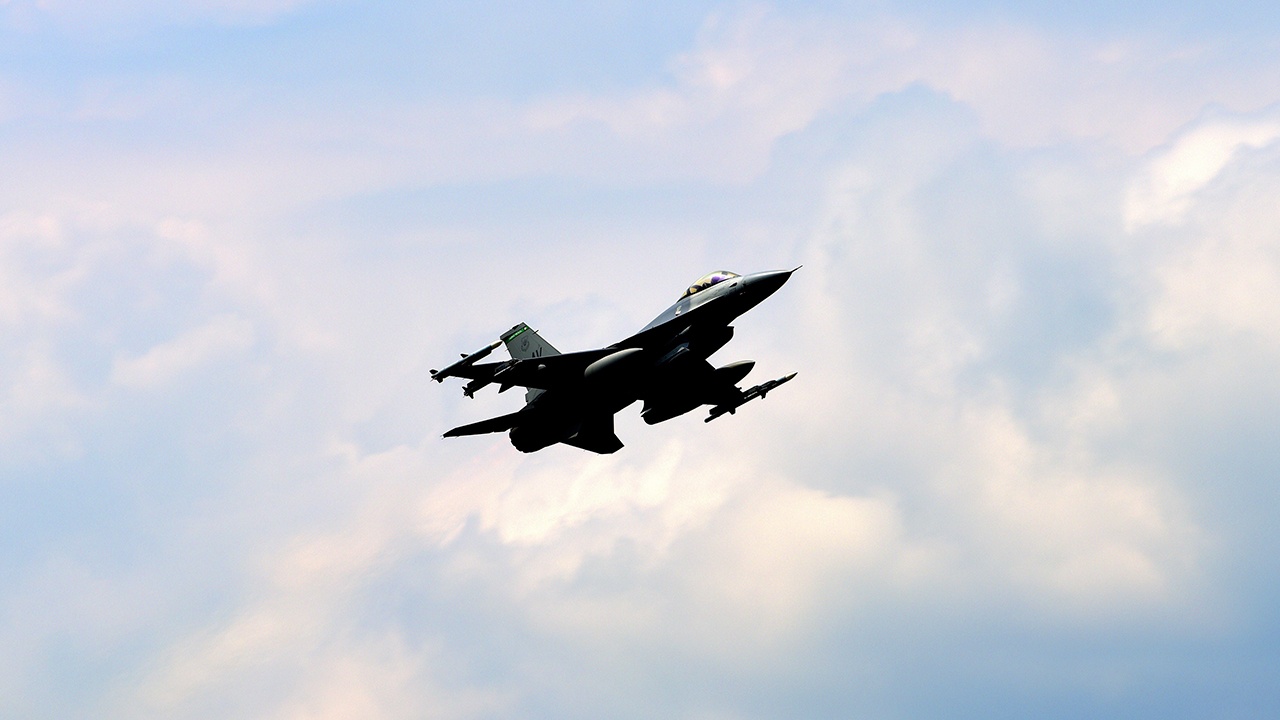 Bloomberg: To NATO εξετάζει να στείλει μαχητικά ΜiG-29 και F-16 στην Ουκρανία