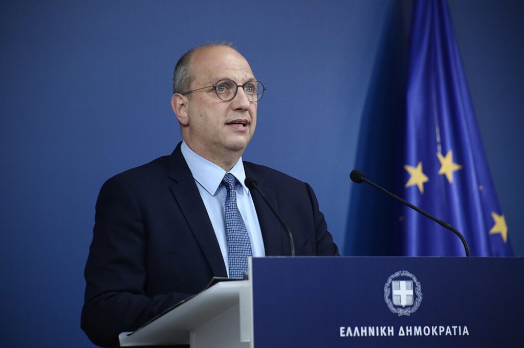 Συντάσσεται αναγκαστικά με τον Κ.Φλώρο η κυβέρνηση – Το «χοντραίνει» ο ΣΥΡΙΖΑ